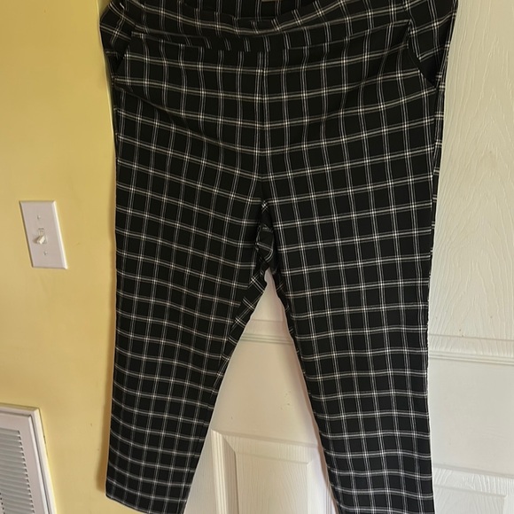 Maurices Black and White Plaid Women Shorts - Picture 1 of 3
